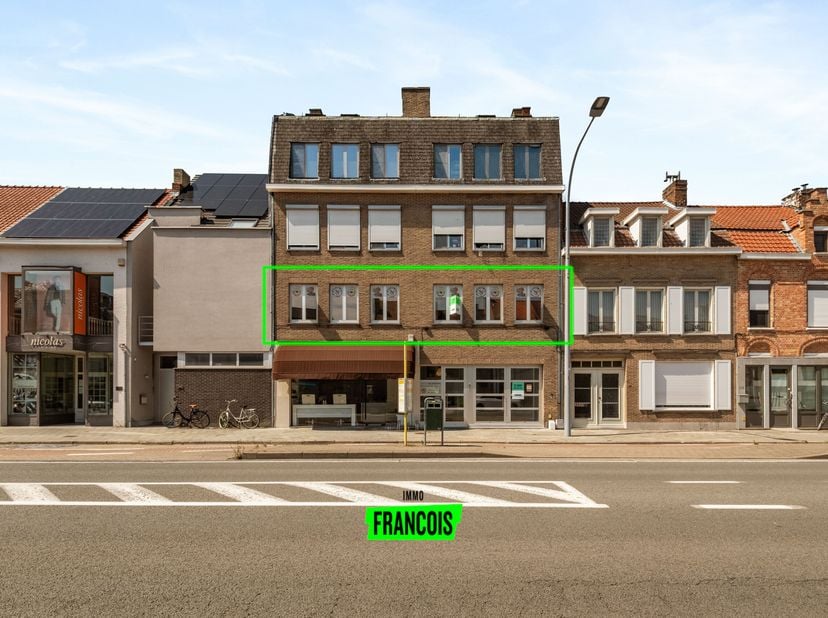 Ontdek dit veelzijdige pand op een strategische ligging langs de Gistelse Steenweg in Sint-Andries. Dankzij de vlotte verbinding met de Expresweg, het