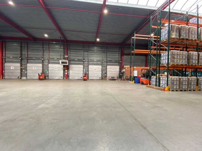 1.BESCHRIJVING<br />
Te huur: Magazijn met 6 laadkades in Roeselare<br />
Dit uitstekend gelegen magazijn van 5000m&amp;sup2; bevindt zich op het industri