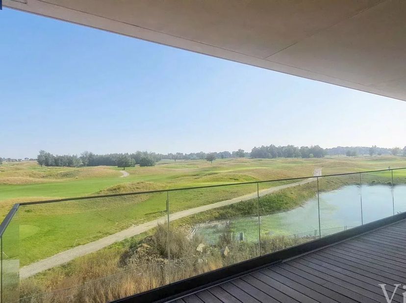Prachtig appartement van 130 m² en terras van 20 m² op een unieke ligging naast de golf van Sterrebeek. Indeling: ruime living van 52 m², volledig uit