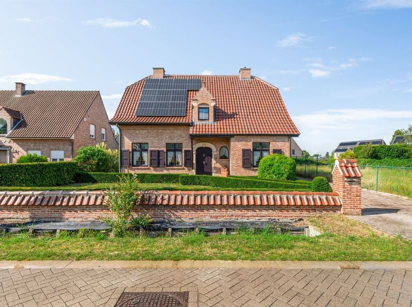 Charmante fermette met 4 slaapkamers, ruime tuin en uitstekende bereikbaarheid in Brecht <br />
<br />
Op zoek naar een ruime, karaktervolle en uits