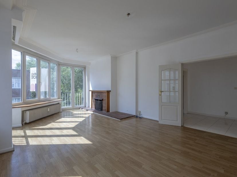 Opgefrist appartement met 2 slaapkamers met grote kelder.<br />
Gelegen op de tweede verdieping, bereikbaar met lift in een kleine residentie.<br />
<