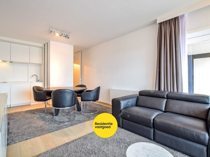 Prachtig afgewerkt appartement (45m²) met frontaal zeezicht op de zeedijk van Nieuwpoort!<br />
Dit appartement, ingericht door een interieurarchitect
