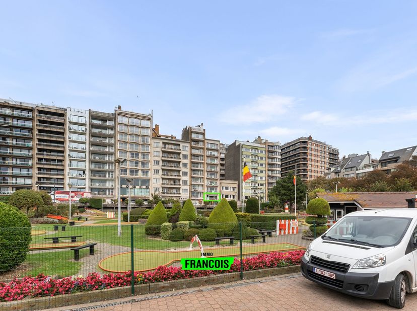 Op de Franchommelaan, een felbegeerde locatie in Blankenberge, treffen we dit ruim en uiterst lichtrijk appartement aan. Horeca, winkels en openbaar v
