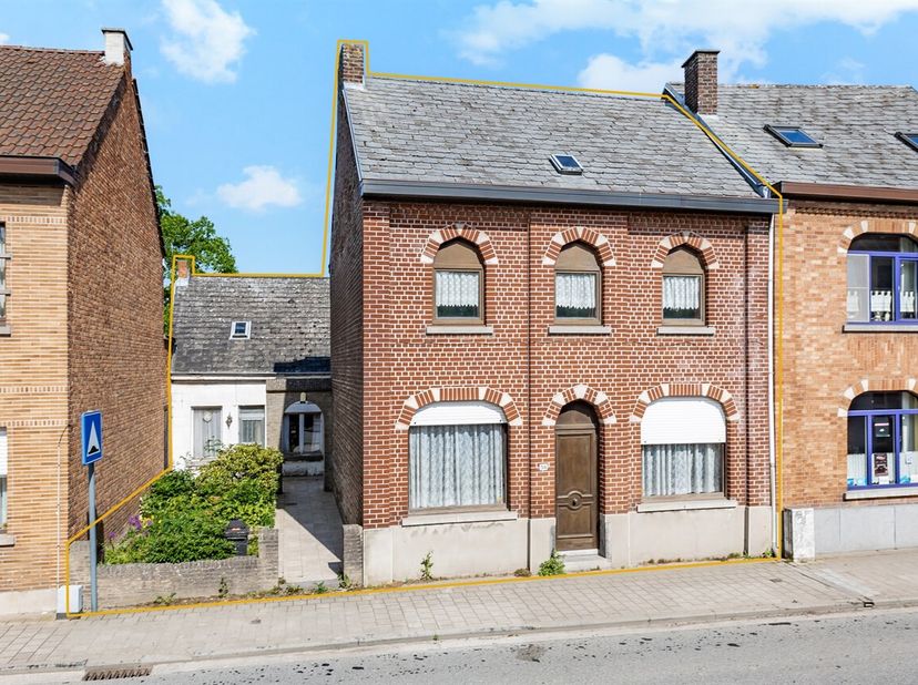 Charmante halfopen bebouwing met enorm potentieel op een perceel van maar liefst 1.050 m², gelegen in Nieuwerkerken. Dankzij de vlotte verbinding naar