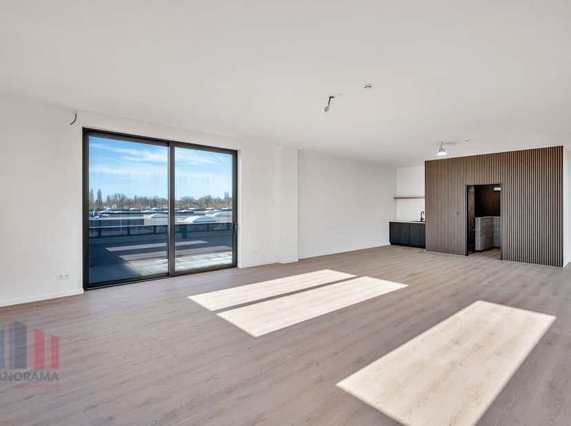 Unieke nieuwbouwontwikkeling te huur, bestaande uit een kantoorruimte met een oppervlakte van 223 m². Deze casco+ ruimte is uitstekend gelegen, vlakbi