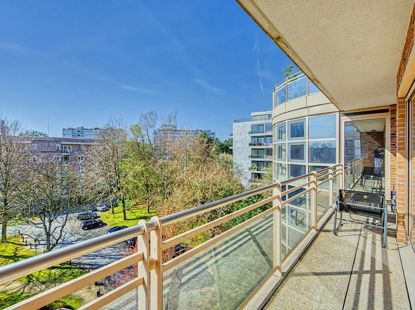 In een rustige, lommerrijke woonwijk, vlak bij het Bois de la Cambre, ligt dit elegante appartement van ± 170 m², dat baadt in het licht. Het bevindt