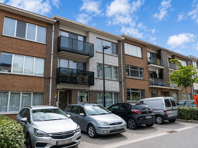 Bent u op zoek naar een volledig gerenoveerd en instapklaar appartement op een toplocatie in het centrum van Beringen? Dan is dit appartement op de tw