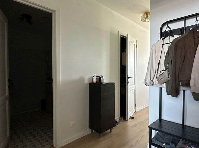 Appartement moderne de 2 chambres avec terrasse, place de parking et débarras à Oud-Turnhout<br />
Situation : <br />
Situé sur la Steenweg op Turnhou