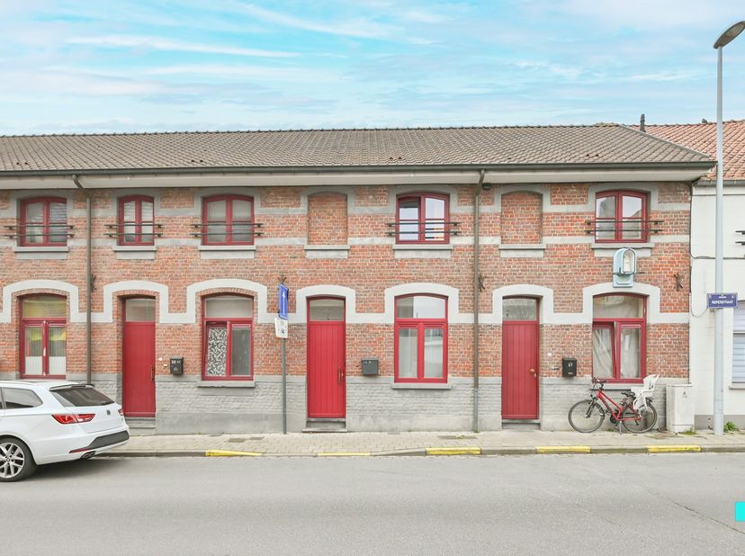 Ontdek deze knusse, instapklare woning met twee slaapkamers, gelegen nabij het centrum van Izegem met poortje/uitweg achteraan het perceel én beschikk