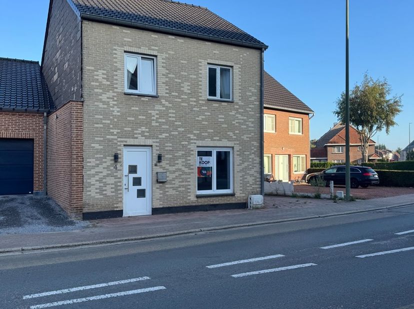 Karaktervolle woning met ruime tuin in As – ontdek het potentieel!<br />
<br />
Op zoek naar een woning met karakter, ruimte en mogelijkheden? Deze ch