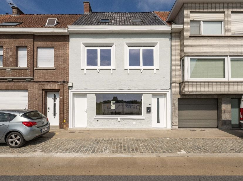 Deze energiezuinige, volledig gerenoveerde woning is gelegen op een centrale ligging in Ardooie  met name in de Stationsstraat 95. Op een perceel gron