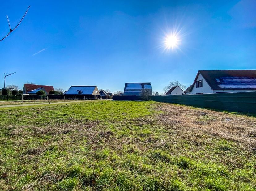 In Oostduinkerke, ligt dit ruime en goed gelegen perceel bouwgrond van 1064 m². Dit perceel biedt de mogelijkheid om een open bebouwing te realiseren.