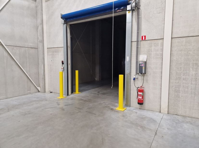 Hoog magazijn<br />
- bedrijfspand te huur<br />
- 1300m² magazijn<br />
- nutsvoorzieningen<br />
- hoogbouw 15m<br />
- 1 tot 3 loadingdocks