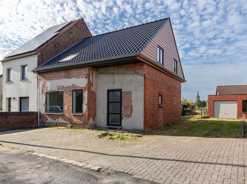 Deze comfortabele halfopen gezinswoning is rustig gelegen in een doodlopende en kindvriendelijke straat, op wandelafstand van het centrum van Rillaar