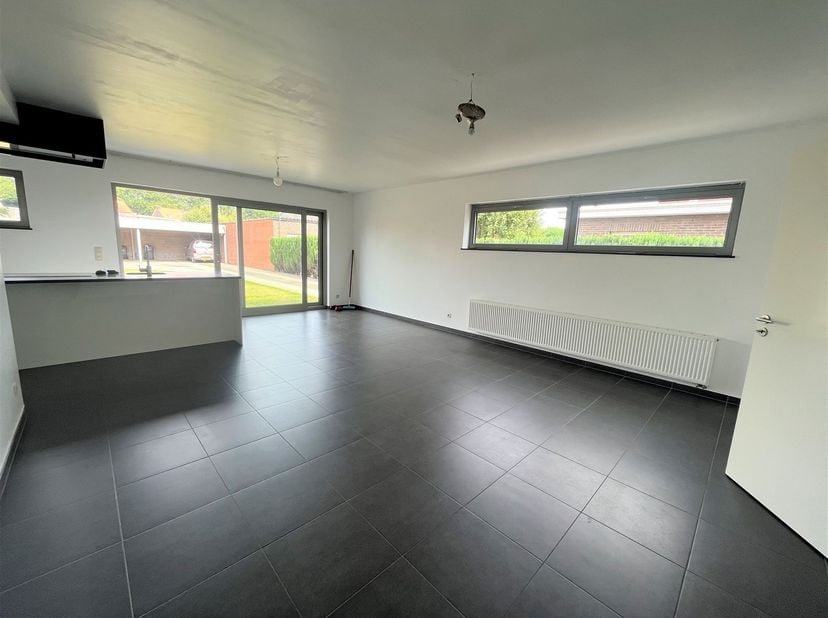 Recent gelijkvloers appartement met 2 slaapkamers, tuin en carport<br />
<br />
Indeling: Inkomhal, eet- en leefruimte, open keuken met aansluitend