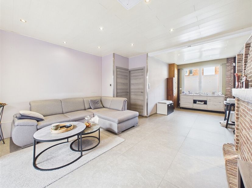 Dès le rez-de-chaussée, la maison vous accueille par un hall d'entrée qui s'ouvre sur un vaste living de plus de 32 m².<br />
Dans son prolongement, u