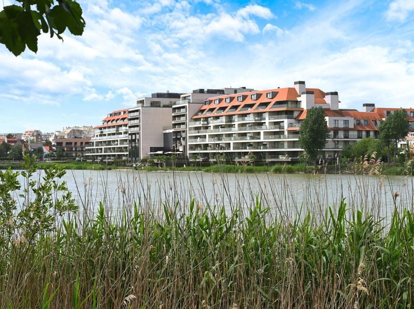 Uitzonderlijk hoekappartement in de befaamde residentie &amp;amp; hotel "La Réserve", met frontaal uitzicht op het Zegemeer en op 100meter van de Zeedijk-