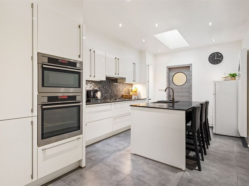 Gerenoveerde woning met 3 slaapkamers op centrale locatie! <br />
Ligging: Deze woning is gunstig en centraal gelegen nabij de Bredabaan. Verschillend