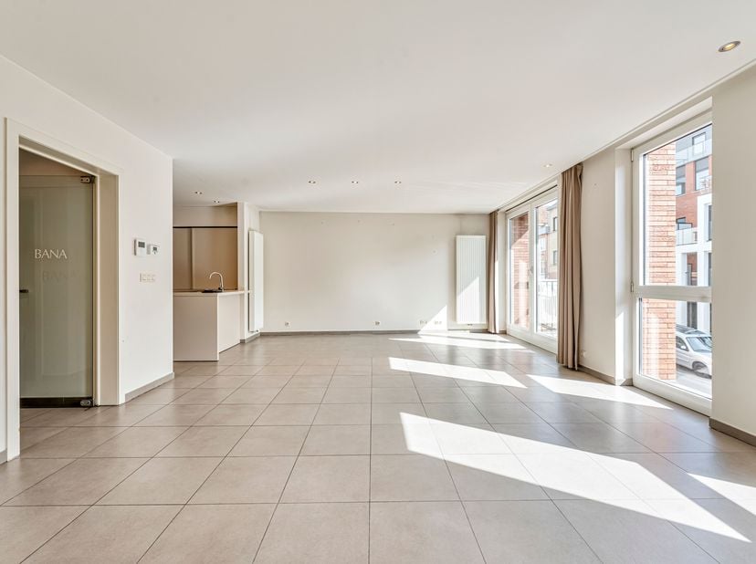 Prachtig en ruim appartement met 2 slaapkamers te huur in Menen!<br />
Dit verzorgd appartement is gelegen op een vlotte en centrale locatie in Menen,