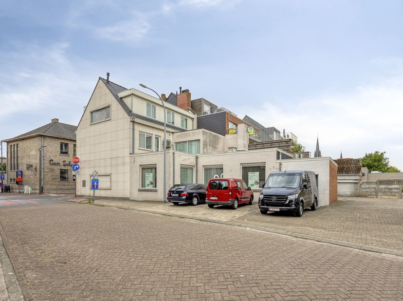 Karaktervol kantoorgebouw op toplocatie in het centrum van Arendonk<br />
Op een uitstekende zichtlocatie in het centrum van Arendonk bevindt zich dit