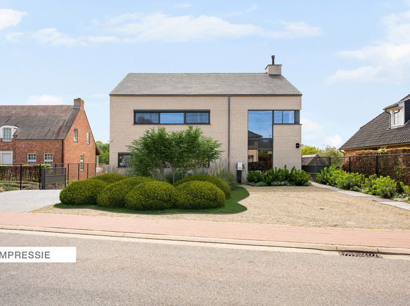 Op een perceel van maar liefst 3.947 m² bevindt zich deze hoogwaardige, moderne recente woning die ruimte, privacy en kwaliteit perfect combineert. Me