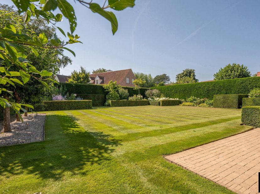 In de gegeerde en groene woonwijk Maaiken in Westkapelle bevindt zich deze stijlvolle, perfect onderhouden vrijstaande villa, waar ruimte, licht en pr