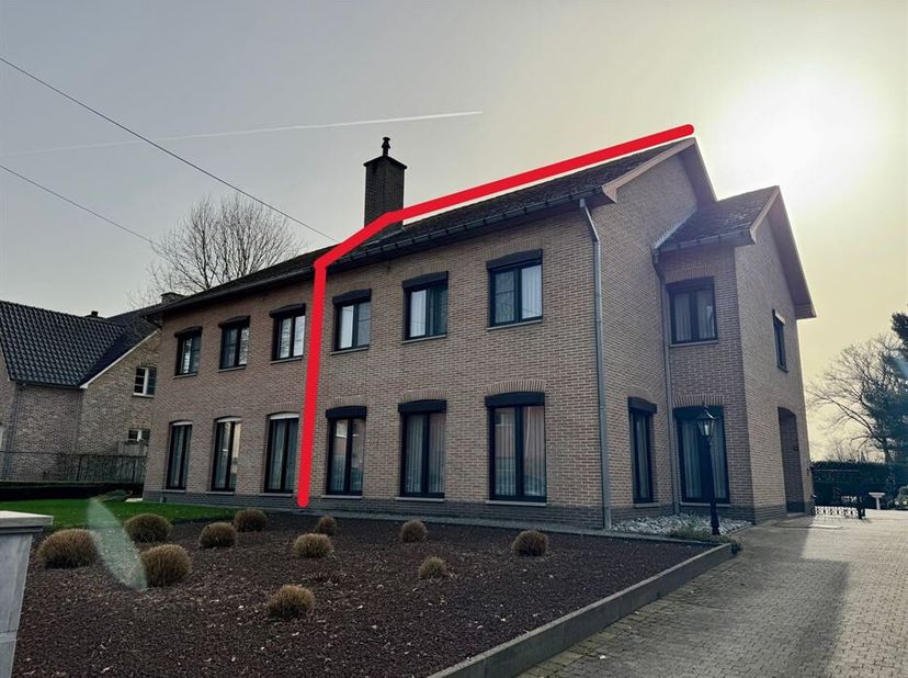 Halfopen bebouwing in rustige straat te As<br />
Deze charmante halfopen bebouwing is gelegen in de rustige straat Overeinde in As, op een perceel van