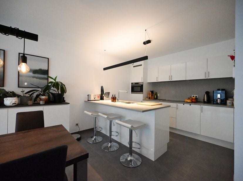 Dit appartement is gelegen op de eerste verdieping met volgende indeling: inkomhal/nachthal, woonkamer met open keuken, balkon vooraan, gastentoilet,