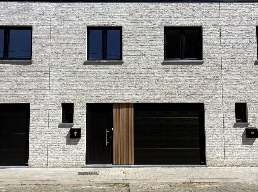 maison magnifique neuve avec beaucoup de lumière.Aménagemnetgarage avec débarras adjacent, hall d'entrée, wc séparé, espace de vivre spacieux avec cui