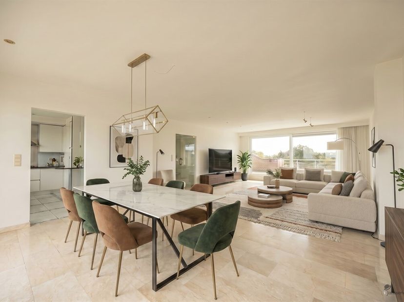 Op de zevende en hoogste verdieping van een verzorgd gebouw bevindt zich dit ruime penthouse-appartement van ca. 140 m², omringd door twee royale zonn