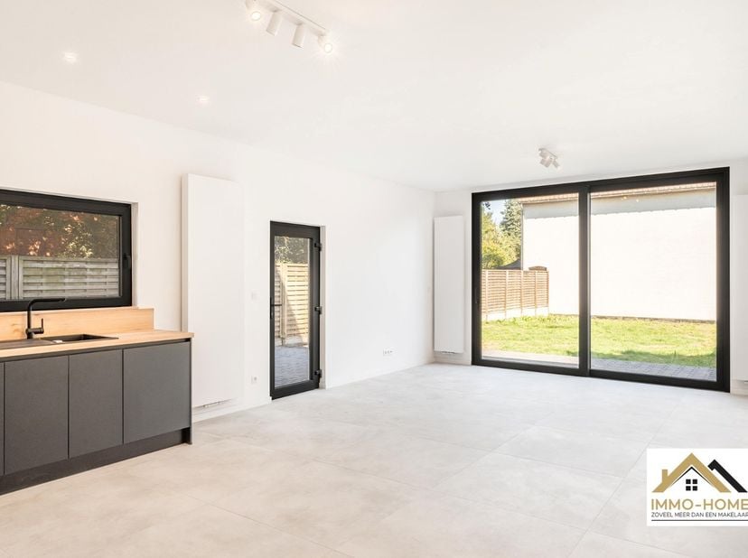 Deze volledige gerenoveerde woning met zonnepanelen is een perfecte buitenkans voor wie op zoek is naar een instapklare moderne woning, voorzien van a