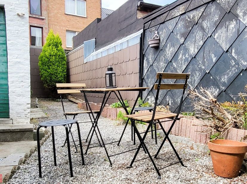 Centre-ville : COLOCATION ! Situé dans une belle maison. Chaque chambre possède : un lit, un matelas, une table de nuit, une armoire, un bureau, des é