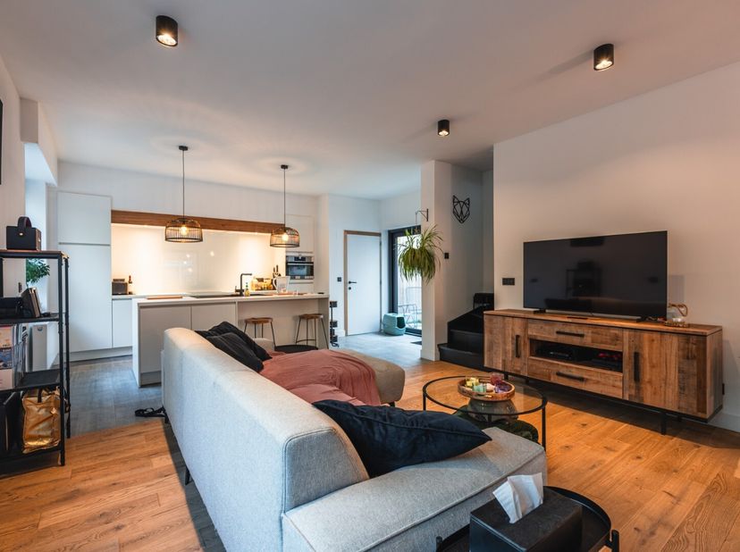 Gerenoveerde hoekwoning te koop in Harelbeke met 3/4 slaapkamers, inpandige garage, zonnige tuin en dakterras.<br />
Bij het binnenkomen kom je terech
