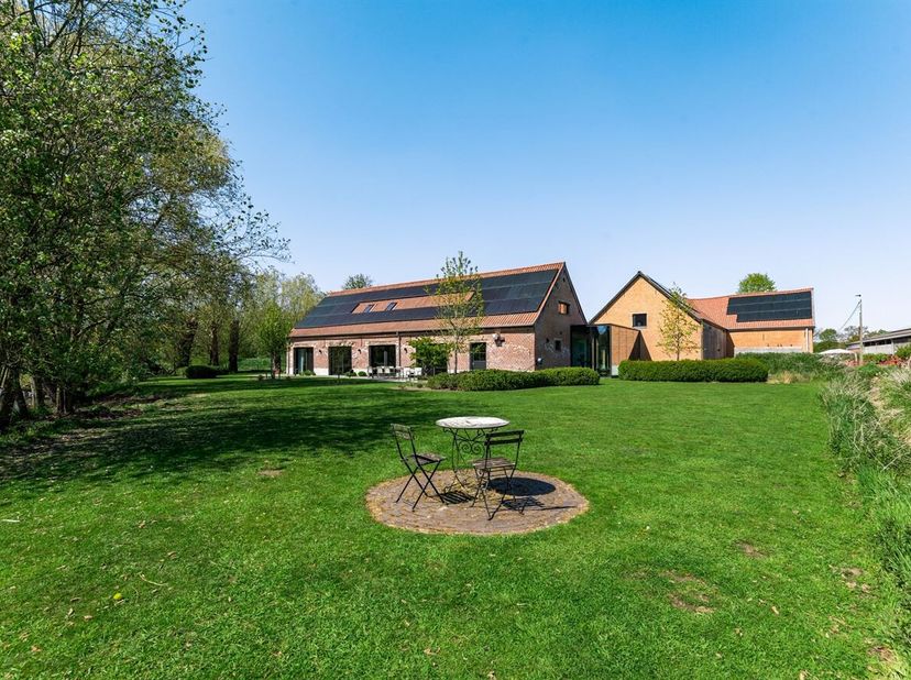 Prachtige gerenoveerde hoeve (±400 m²) met 4 slaapkamers, magazijn en bijgebouw op een riant perceel van ca. 5.805 m² in agrarisch gebied te Hove bied