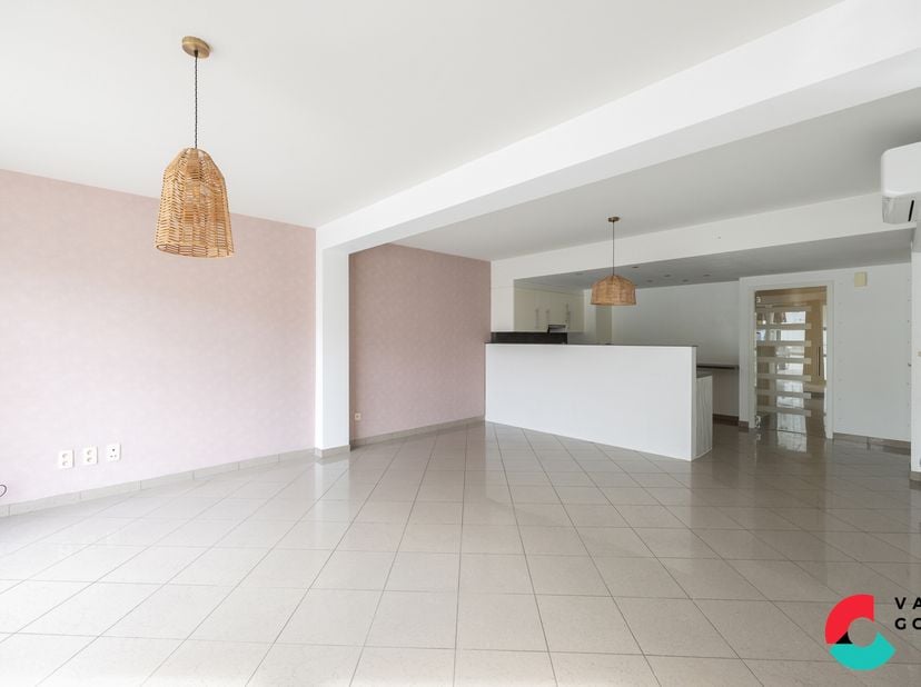Ben je op zoek naar een verzorgd gelijkvloers appartement met twee slaapkamers en tuin? Dan is dit appartement op een perceel van 2a10ca precies wat j