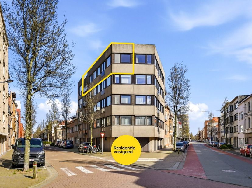 Dit op te frissen appartement, gelegen in Oostende, biedt een mooie opportuniteit voor wie op zoek is naar een woonst met potentieel op een aangename