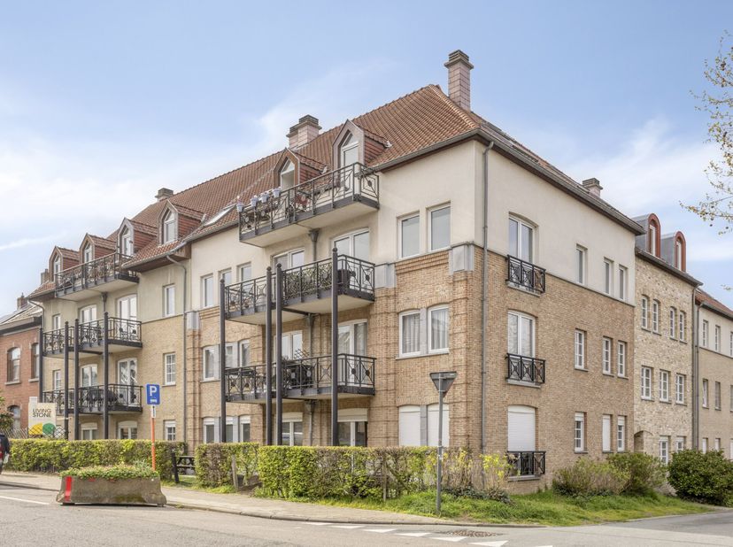 Cet élégant appartement bien entretenu avec 2 chambres et garage se situe au cœur de Buizingen, une section de Halle. Il bénéficie d’une situation cen