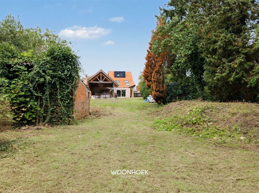 Welkom in deze charmante gezinswoning in Stekene, waar ruimte, comfort en karakter op een mooie manier samenkomen. De woning beschikt over maar liefst