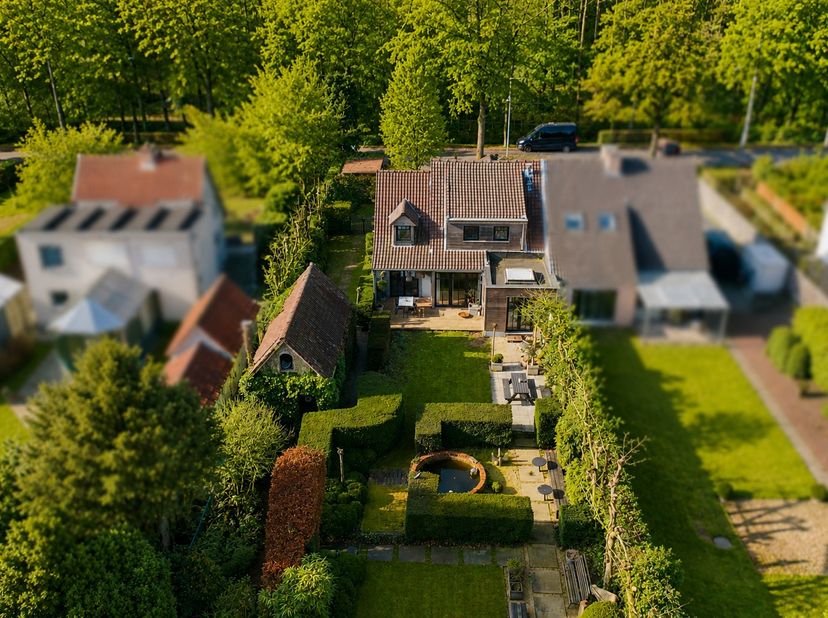Deze uiterst charmante halfopen woning met bijgebouw is gelegen in een groene en rustige omgeving, vlakbij de vaart en de E10-plas, een ideale locatie