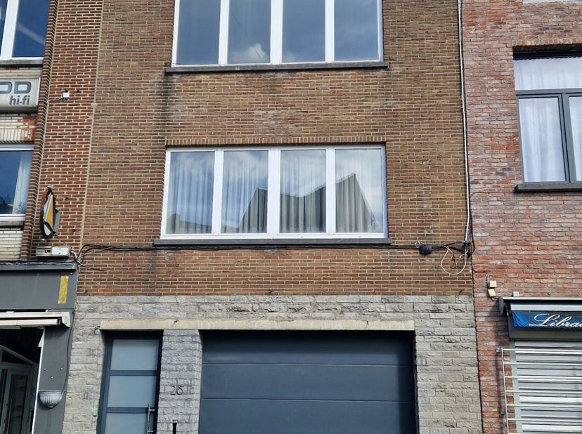 Situé idéalement dans le centre de Tubize, immeuble de rapport comprenant au rez de chaussée un grand garage de 83m², au 1er étage un appartement de 1