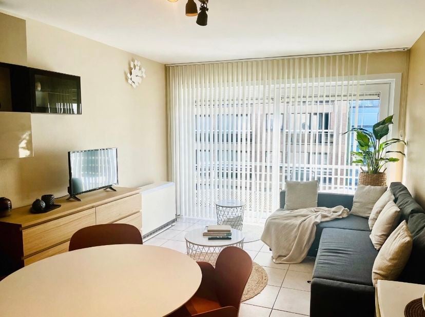 Gemeubelde studio met balkon van 37m2 in het levendige Middelkerke. Gebouwd in 1998, biedt deze studio een uitstekende basis met een EPC-label B. De l