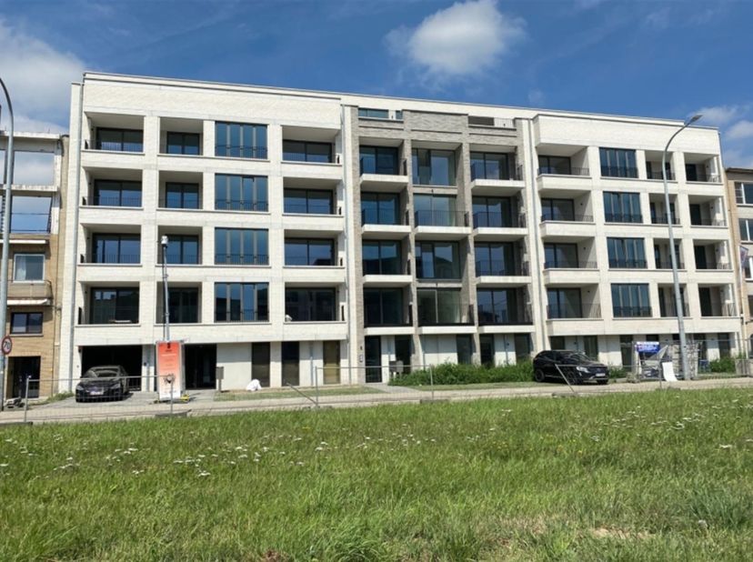 Nieuwbouw duplex met 1 slaapkamer, terras en autostaanplaats op gunstige locatie!<br />
<br />
Indeling<br />
Inkomhal, open keuken, leef- en eetru