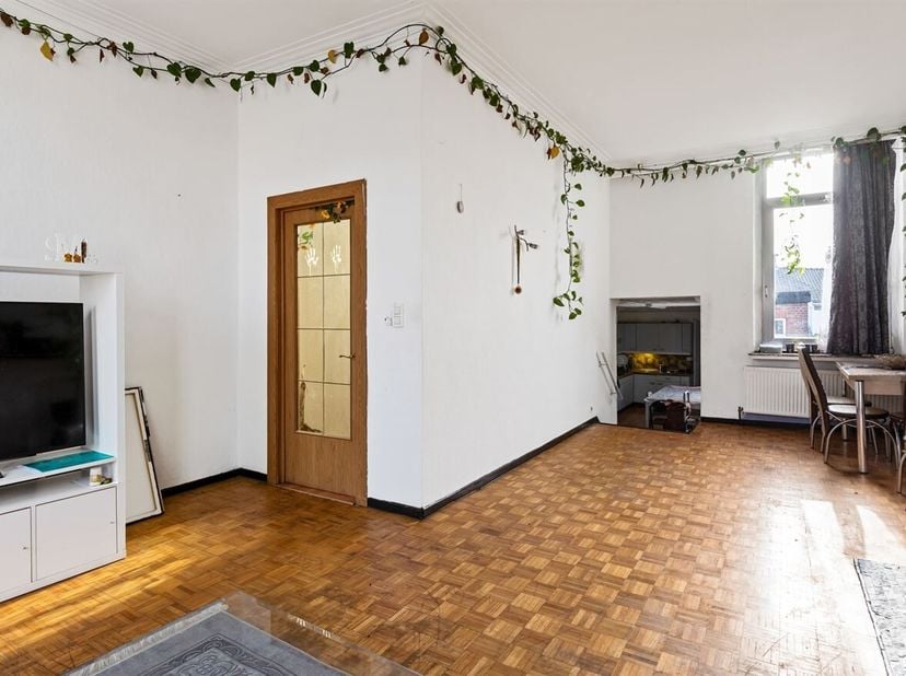 Openhuizendag op zaterdag 13 juni van 17u00 - 18u00<br />
Ligging: Deze te renoveren woning is gelegen in Hoboken, op een centrale en vlot bereikbare