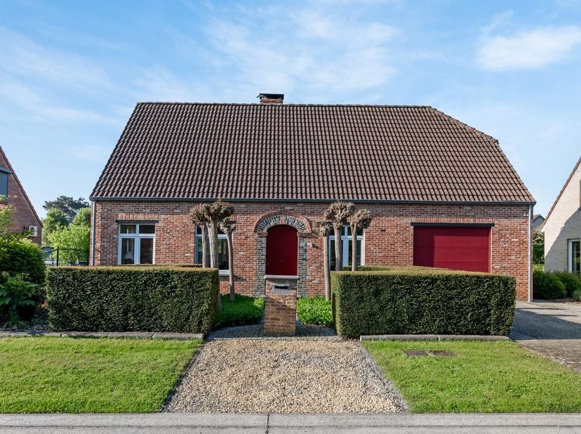Op een uitstekende locatie te Hulshout bevindt zich deze ruime en instapklare woning met 3 slaapkamers en een prachtige tuin. U woont hier in een rust