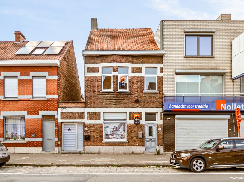 Projectgrond bestaande uit een te renoveren woonst, instapklare kantoorruimte (54m²) en building met 2 appartementen (110m²) en handelsruimte (216m²).