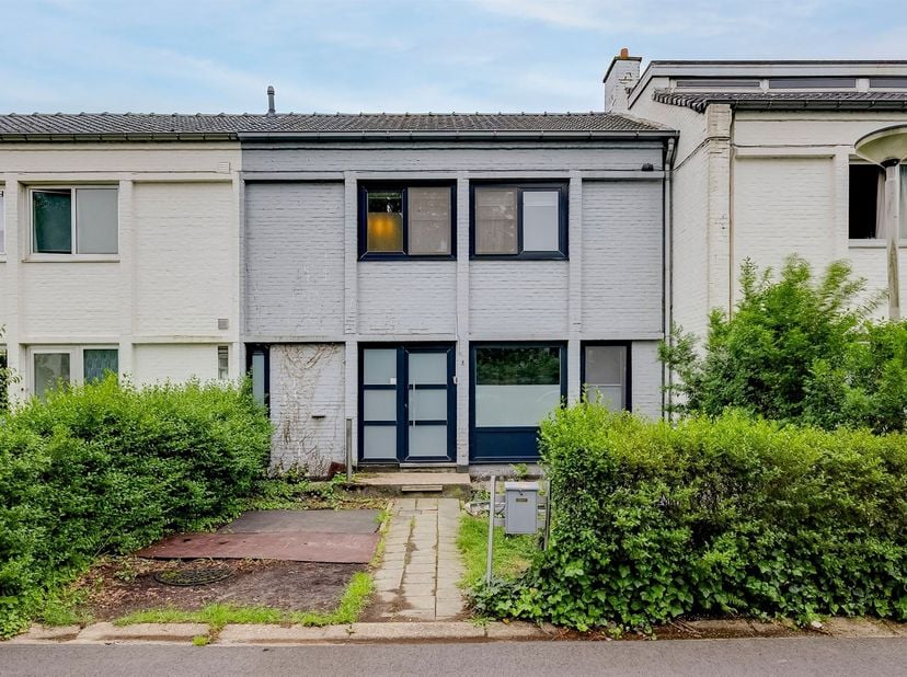 Cette maison confortable est à vendre dans l'Aalbeslei, à proximité du centre de Wilrijk et du Bist. Le Park Van Eden, les magasins, les transports en