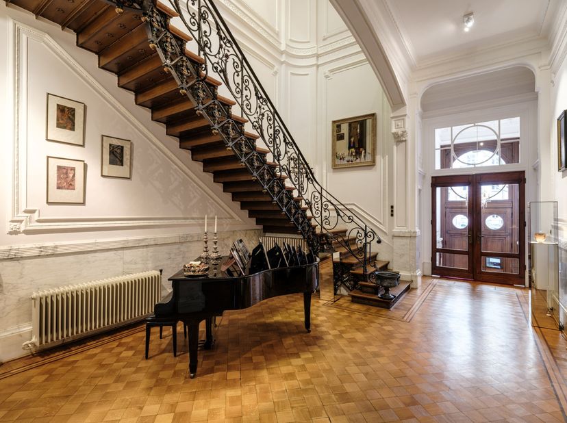 Deze indrukwekkende herenwoning combineert grandeur en hedendaags comfort op een toplocatie. De woning werd met oog voor detail gerenoveerd, waarbij a
