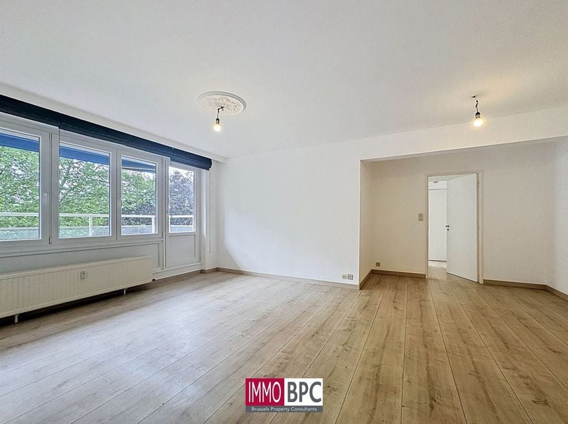 KNUS EN INSTAPKLAAR 2-SLAAPKAMERAPPARTEMENT MET TERRAS EN GUNSTIGE PEB<br />
Op zoek naar een aangenaam, licht en praktisch ingedeeld appartement in
