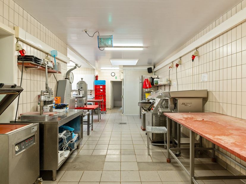 Ruim commercieel gelijkvloers met duplexappartement, tuin en magazijn op toplocatie!<br />
<br />
Ligging: Lichtrijk handelshuis op toplocatie in he