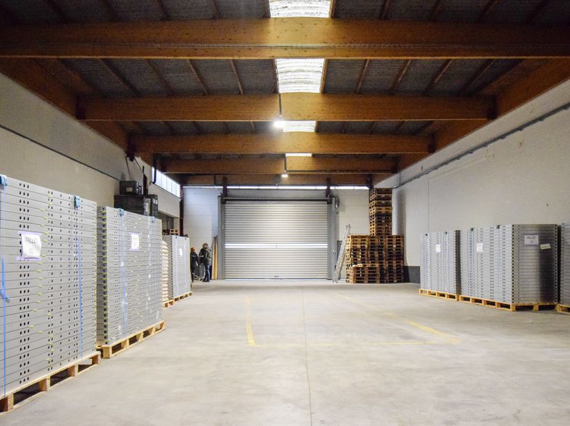 Ligging en bereikbaarheid<br />
- Strategisch gelegen langs de Izegemsestraat in Rumbeke:<br />
- 1,8 km van E403<br />
- Vlotte toegang tot industrie